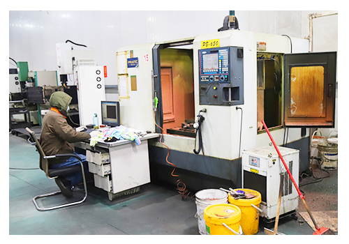 Professional CNC hardware manufacturing equipment operation